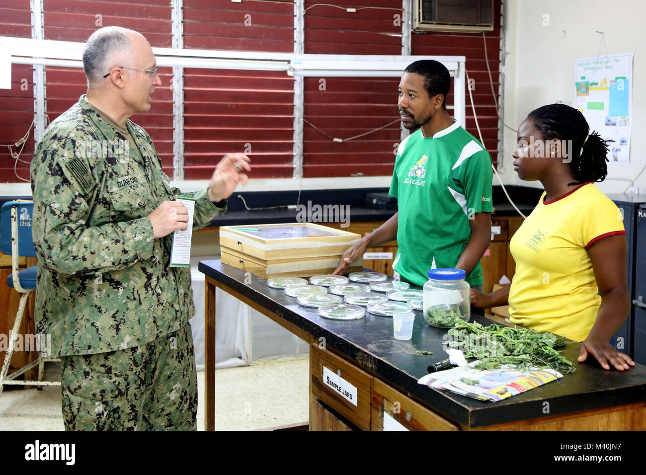 1500508-A-BK 746-014 KINGSTON, Jamaika (8. Mai 2015) Lt.Cmdr. James Dunford Entomologe zur Marine Umwelt vorbeugende Medizin Unit-2 in Norfolk, Virginia. zugeordnet, Gespräche mit lokalen Entomologen, während ein Experte auf einem Austausch auf Bodles Landwirtschaftlichen Forschungszentrum im Verlauf der weiteren Versprechen 2015. Weiterhin Versprechen ist ein US Southern Command - gefördert und U.S. Naval Forces Southern Command/USA 4. Flotte durchgeführte, Bereitstellung der zivil-militärischen Operationen einschließlich humanitärer - zivile Hilfe, Experte Börsen, Medizin, Zahnmedizin, Tiermedizin und Engineering suppor durchzuführen Stockfoto