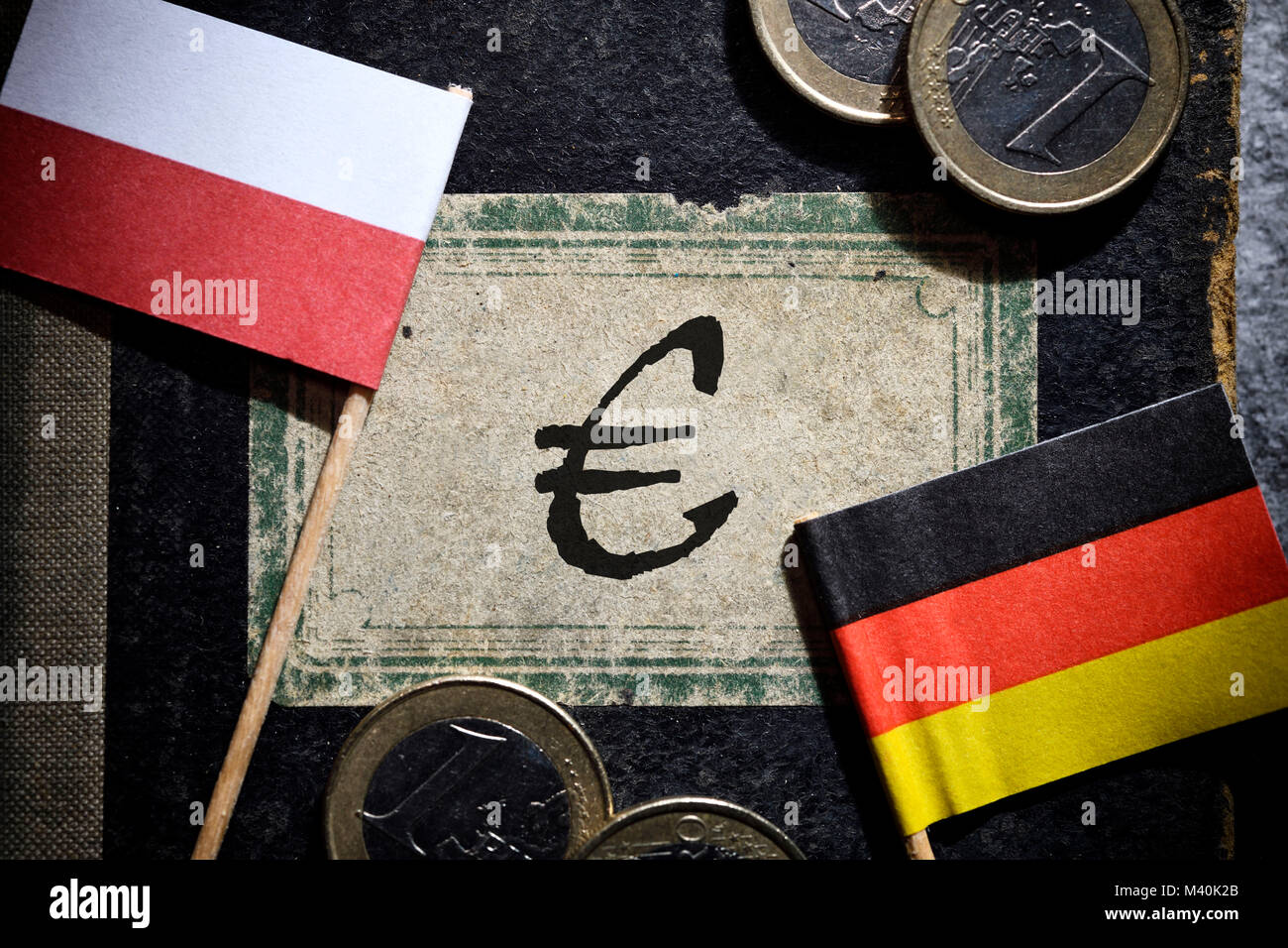 Flaggen von Deutschland und Polen und buchen Sie mit Euro Zeichen, polnische Reparationsforderungen, Fahnen von Deutschland und Polen und Buch mit Eurozeichen, polnische R Stockfoto