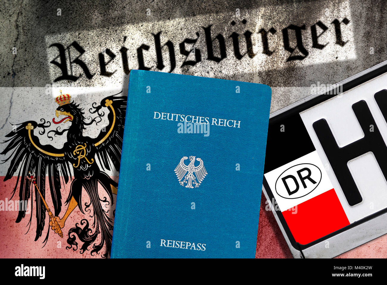 Reich Staatsbürgerschaft Pässe, Imperial Eagle und Reich Staatsbürgerschaft Nummernschild, Symbol Foto, Reichsbürger-Pässe, Reichsadler und Reichsbürger-Nummern Stockfoto