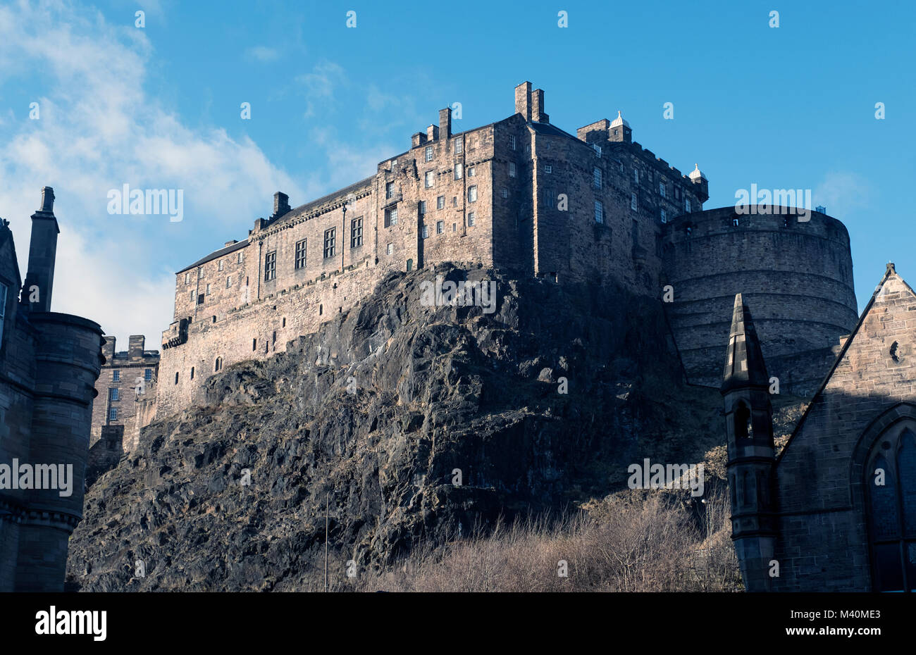 Blick auf die Burg von Edinburgh die Vennel Schritte am Grassmarket in der Altstadt von Edinburgh, Schottland, Vereinigtes Königreich Stockfoto