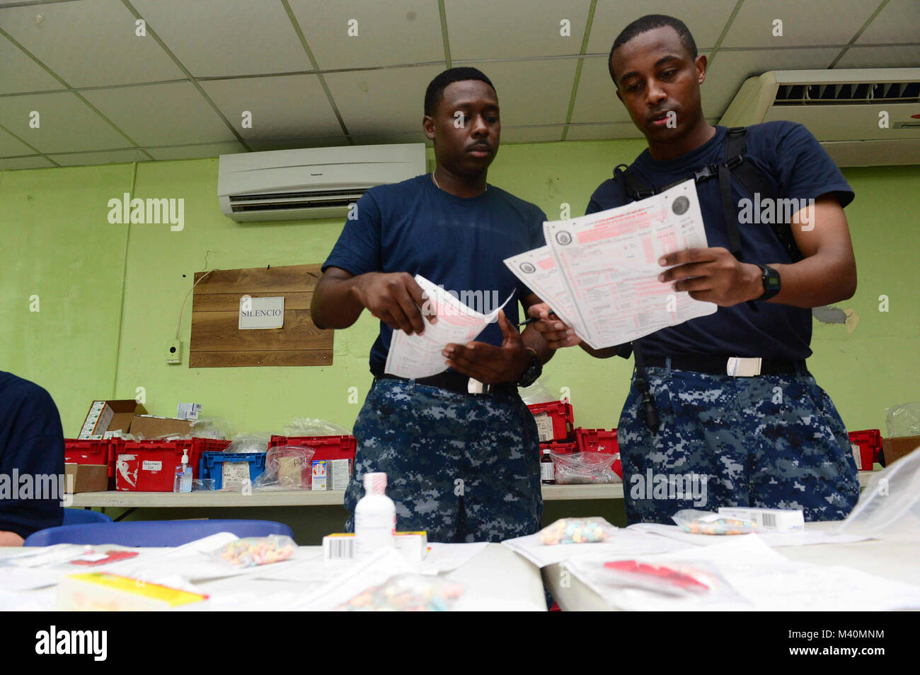 150604-N-YM 856-202 Colón, Panama (4. Juni 2015) Hospital Corpsman 3. Klasse Roy Lightner, ein Eingeborener von Toledo, Ohio, zu Kapitän James Lovell Federal Health Care Center Great Lakes, Illinois zugewiesen und Hospital Corpsman 3. Klasse Sewagegn Sintayehu, ein Eingeborener von Silver Spring, Md., Naval Hospital Camp Lejeune, N.C. zugeordnet, die Verschreibung Bestellungen für Patienten an einer medizinischen Website am Instituto Benigno Jimenez im Verlauf der weiteren Versprechen 2015 gegründet. Weiterhin Versprechen ist ein US Southern Command - gefördert und U.S. Naval Forces Southern Command/USA Flotte - durchgeführt, um die Bereitstellung zu conduc Stockfoto