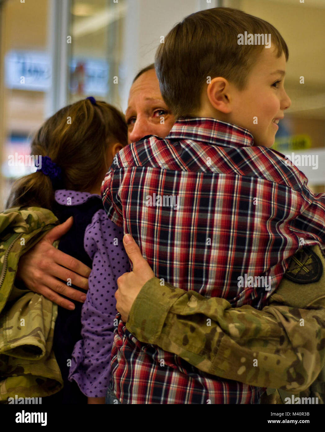 Tech. Sgt. Christina Gamez grüßt ihre Kinder, Eva (links), 4, und Tomas (rechts), 6, nach der Rückkehr von Ihrem Einsatz in Afghanistan. (U. S. Air Force Foto von älteren Flieger Marleah Miller) 120122-F-SI 788-080.JPG durch AirmanMagazine Stockfoto