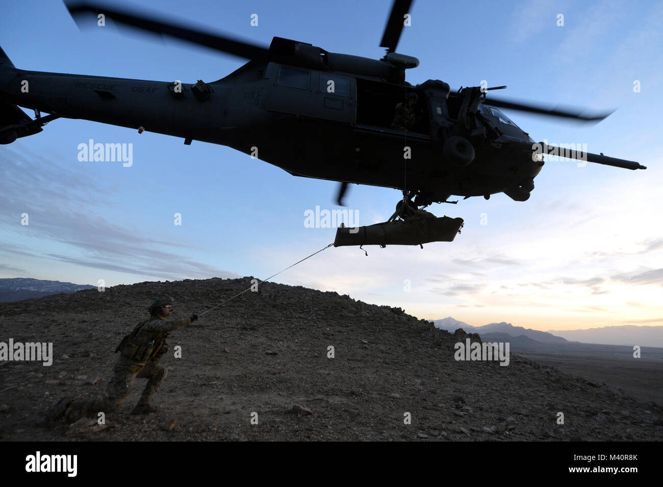 Mitglieder des 83rd Expeditionary Rescue Squadron Schutzengel Transport eines Patienten mit einem HH-60G Pave Hawk während einer Training Mission außerhalb der Flughafen Bagram, Afghanistan. Mission Die 83 ERQS's Guardian Angel zu retten, retten und Amerikanischen zurück oder verbündeten Kräfte in Zeiten der Gefahr oder extremen Zwang. (U.S. Air Force Foto/Älterer Flieger Chris Willis) Nach der Schlacht-004 von AirmanMagazine Stockfoto