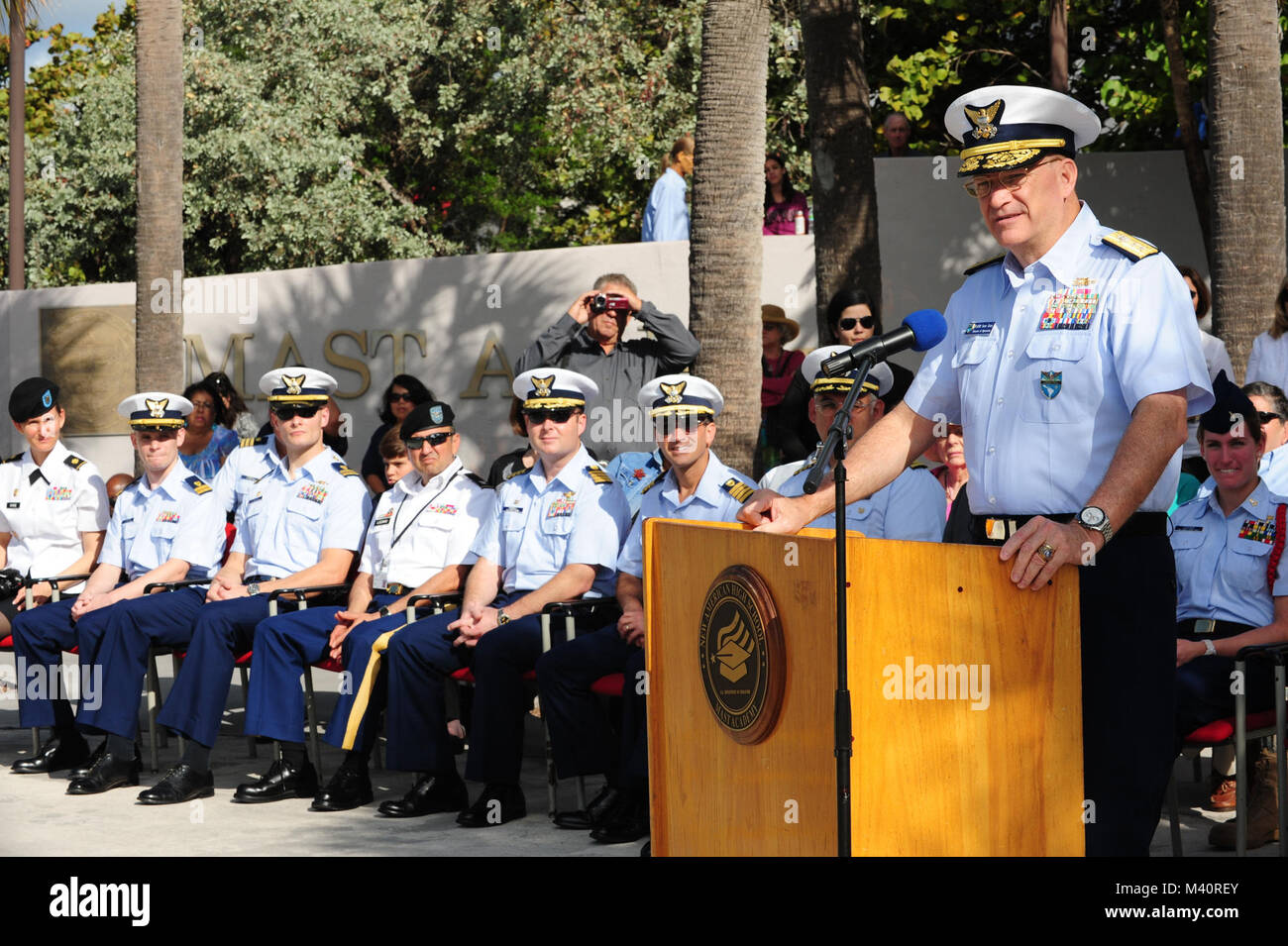 Us Southern Command Direktor der Sicherheit und Intelligenz hinten Adm. Steven Ratti Adressen der Maritimen und Wissenschaft Technology Academy Student Bataillon während des 21. jährlichen United States Coast Guard Junior Reserve Officer Training Corps Pass-In - Überprüfung in Miami, Jan. 25, 2012. Der Mast Akademie ist das Zuhause des Coast Guard nur JROTC. (U.S. Coast Guard Foto von Petty Officer 2. Klasse Nick Ameen) Hintere Adm. Steven Ratti spricht während Coast Guard Junior Reserve Officer Training Corps Pass-In - Überprüfung durch ussouthcom Stockfoto