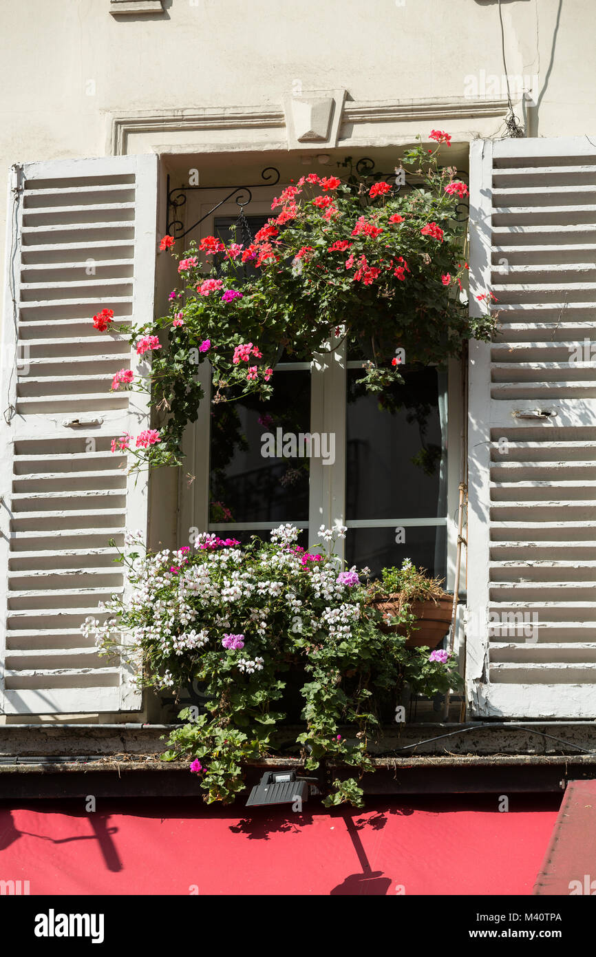 Fenster mit Fensterläden von Altbauten auf dem Montmartre, Paris. Stockfoto