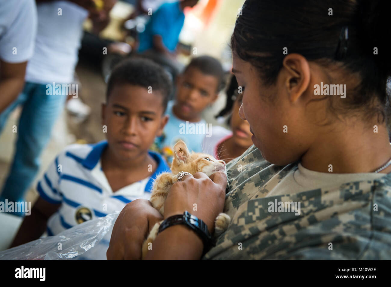 150815-N-NK 134-084 Santo Domingo, Dominikanische Republik (Aug. 15, 2015) - Armee Sgt. Janina Alaniz, ein Eingeborener von North Bergen, New Jersey und tierärztlichen Techniker für die öffentliche Gesundheit Befehl Fort Hood, Texas, zugewiesen, führt eine Prüfung auf eine Katze zu einem Tierarzt site Hergestellt im La Javilla Sektor El Dique de Sanche Ozama zur Unterstützung der Fortsetzung Versprechen 2015. Weiterhin Versprechen ist ein US Southern Command - gefördert und U.S. Naval Forces Southern Command/USA Flotte - durchgeführt, um die Bereitstellung zu zivil-militärischen Operationen einschließlich humanitärer - zivile Hilfe, Experte Austausch durchführen Stockfoto