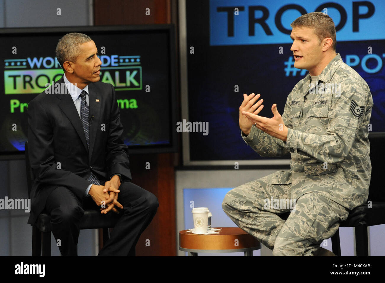 Oberbefehlshaber der Präsident Barack Obama und der Verteidigung Media Aktivität (DMA) Moderator, Luftwaffe Technische Sgt. Nathan Parry, am Set des Präsidenten weltweit Truppe sprechen. Präsident Obama besuchte Fort Meade eine beispiellose Leben, weltweit im Fernsehen übertragenen Truppe sprechen Sie mit Service Mitglieder auf den 14. Jahrestag von 9/11 von der DMA-Studios in Fort Meade, Maryland entfernt. (Departement für Verteidigung Foto von Marvin Lynchard) 150911-D-FW 736-049 von DoD News Fotos Stockfoto