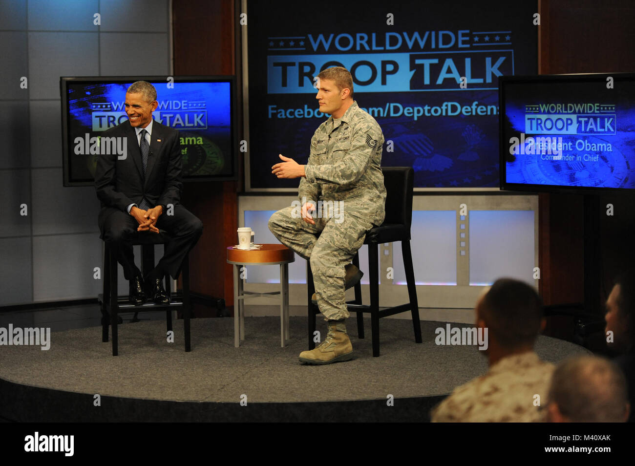 Oberbefehlshaber der Präsident Barack Obama und der Verteidigung Media Aktivität (DMA) Moderator, Luftwaffe Technische Sgt. Nathan Parry, am Set des Präsidenten weltweit Truppe sprechen. Präsident Obama besuchte Fort Meade eine beispiellose Leben, weltweit im Fernsehen übertragenen Truppe sprechen Sie mit Service Mitglieder auf den 14. Jahrestag von 9/11 von der DMA-Studios in Fort Meade, Maryland entfernt. (Departement für Verteidigung Foto von Marvin Lynchard) 150911-D-FW 736-054 von DoD News Fotos Stockfoto