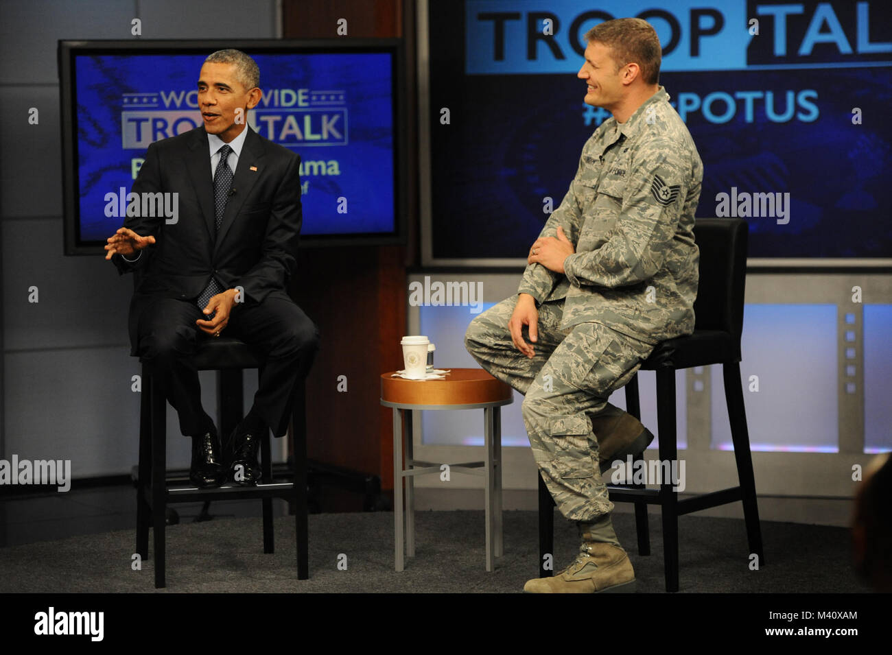 Oberbefehlshaber der Präsident Barack Obama und der Verteidigung Media Aktivität (DMA) Moderator, Luftwaffe Technische Sgt. Nathan Parry, genießen Sie einen helleren Moment während des Präsidenten weltweit Truppe sprechen. Präsident Obama besuchte Fort Meade eine beispiellose Leben, weltweit im Fernsehen übertragenen Truppe sprechen Sie mit Service Mitglieder auf den 14. Jahrestag von 9/11 von der DMA-Studios in Fort Meade, Maryland entfernt. (Departement für Verteidigung Foto von Marvin Lynchard) 150911-D-FW 736-055 von DoD News Fotos Stockfoto