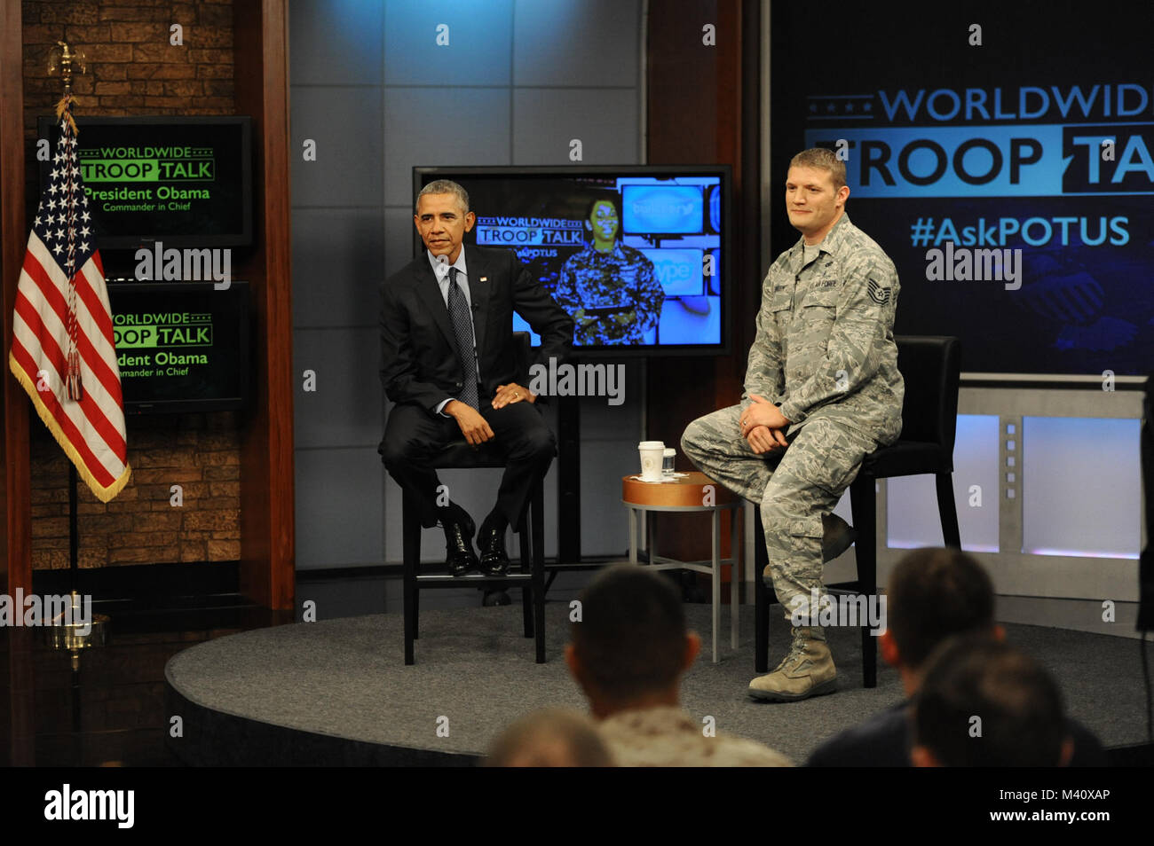 Oberbefehlshaber der Präsident Barack Obama und der Verteidigung Media Aktivität (DMA) Moderator, Luftwaffe Technische Sgt. Nathan Parry, am Set des Präsidenten weltweit Truppe sprechen. Präsident Obama besuchte Fort Meade eine beispiellose Leben, weltweit im Fernsehen übertragenen Truppe sprechen Sie mit Service Mitglieder auf den 14. Jahrestag von 9/11 von der DMA-Studios in Fort Meade, Maryland entfernt. (Departement für Verteidigung Foto von Marvin Lynchard) 150911-D-FW 736-056 von DoD News Fotos Stockfoto