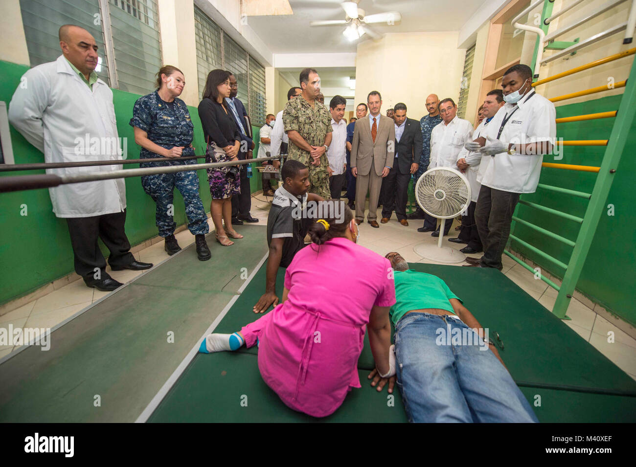 150915-N-XQ 474-153 Port-au-Prince, Haiti (Sept. 15, 2015) Kubanische Ärzte geben US-Botschaft Mitarbeiter und weiterhin Versprechen (CP-15) Personal einer Tour eines kubanischen medizinische Standort während CP-15 besucht. Weiterhin Versprechen ist ein US Southern Command - gefördert und U.S. Naval Forces Southern Command/USA 4. Flotte durchgeführte, Bereitstellung der zivil-militärischen Operationen einschließlich humanitärer - zivile Hilfe, Experte Börsen, Medizin, Zahnmedizin, Tiermedizin und Engineering Support und Disaster Response partner Nationen zu leiten und US-Unterstützung und Engagement in Zentral- und Südamerika Americ zu zeigen Stockfoto