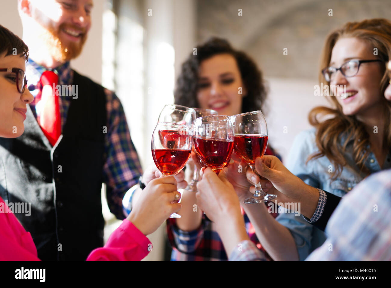 Gruppe erfolgreicher Architekten Feiern im Büro Stockfoto