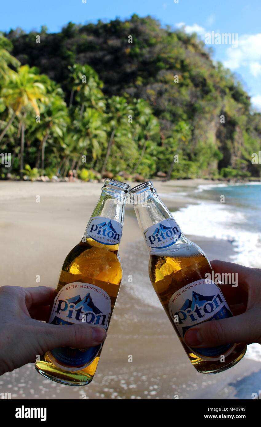 Prost! Biere auf Saint Lucia Anse Mamin Strand. Stockfoto