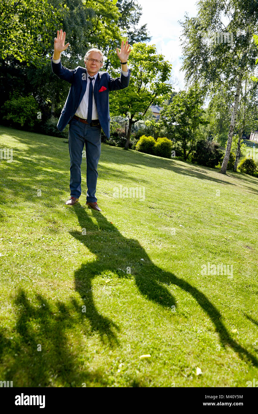 Schuss gestikulieren Mann im Garten in sonniger Tag. Natürliches Sonnenlicht. Stockfoto