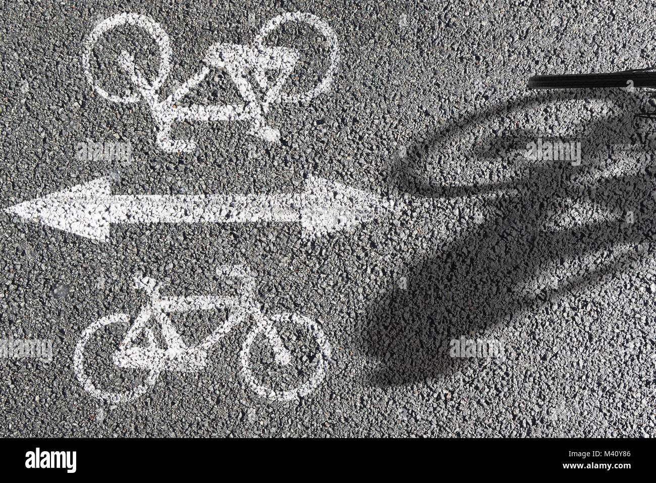 Person ciclikng werfen ein Rad weg. Urban Commuter von oben und Kreislauf Pfad Logo auf dem Asphalt. Leere Raum für Editor's Text. Stockfoto