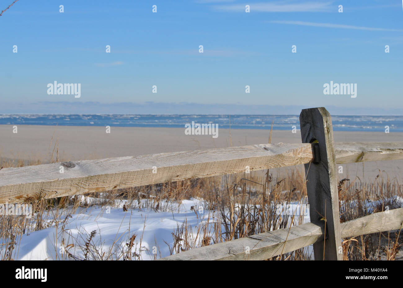 Winter New Jersey Beach Szene mit Schnee und Eis Stockfoto