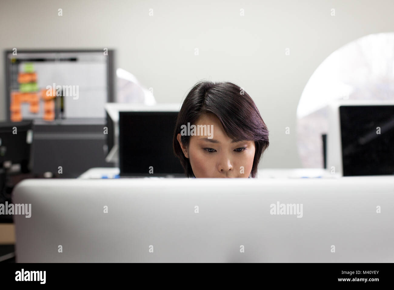 Asiatische Geschäftsfrau arbeiten auf einem Desktop-Computer Stockfoto