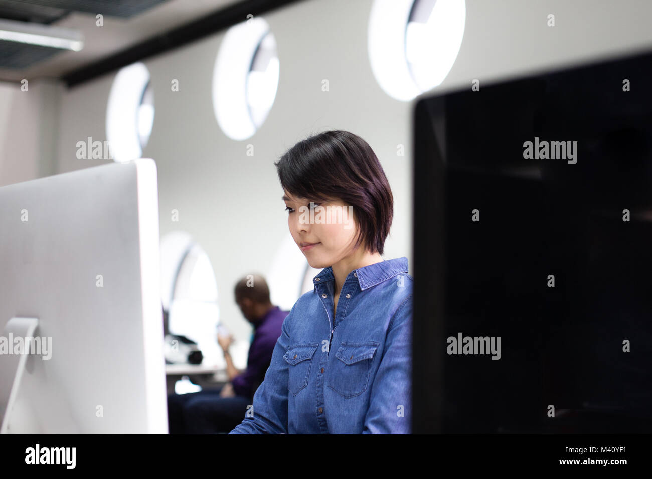Asiatische Geschäftsfrau arbeiten auf einem Desktop-Computer Stockfoto