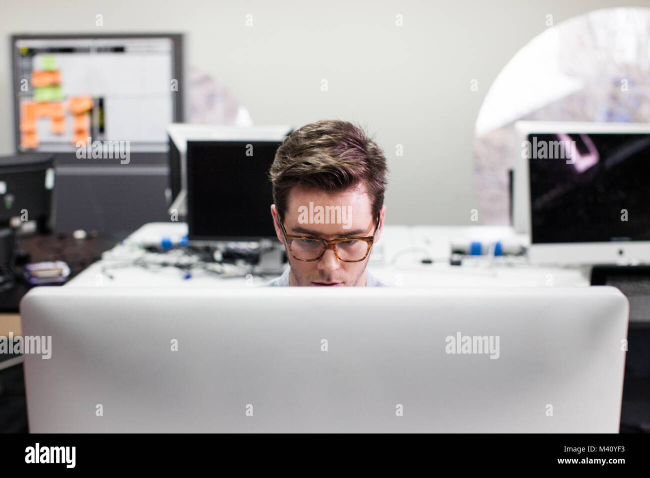 Geschäftsmann konzentriert sich auf Bildschirm Stockfoto