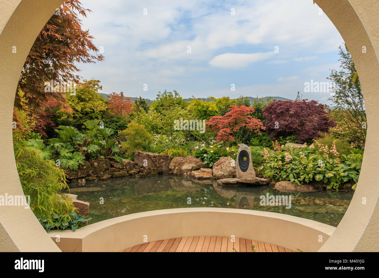 Bei einem Mit... Anzeigen Garten an der RHS Malvern Spring Festival 2017, entworfen von Peter Dowle, Goldmedaillengewinner und Best in Show Stockfoto