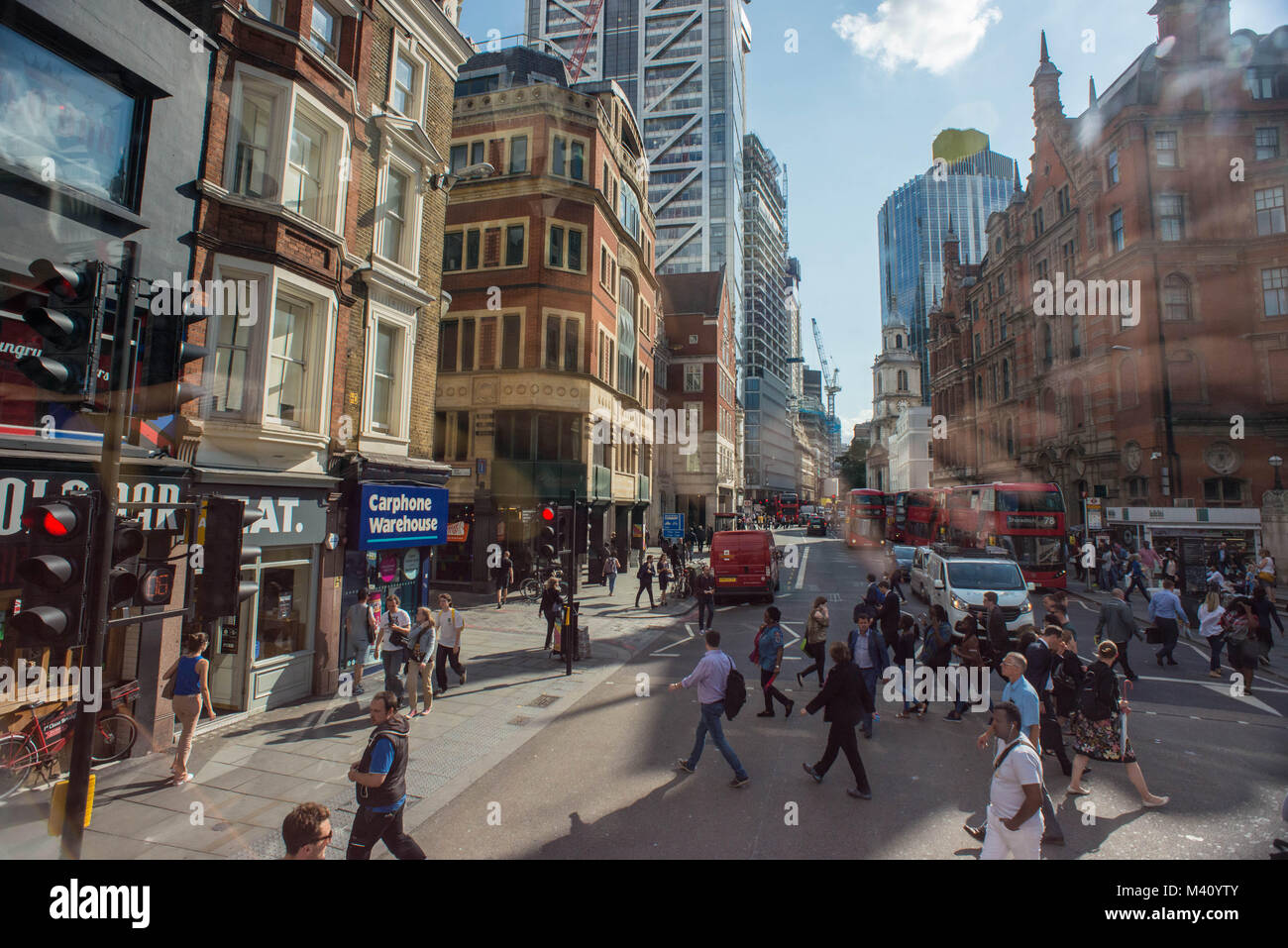 London, Vereinigtes Königreich. Fußgänger Kreuz durch Liverpool Street. Szene aus dem Bus. Stockfoto