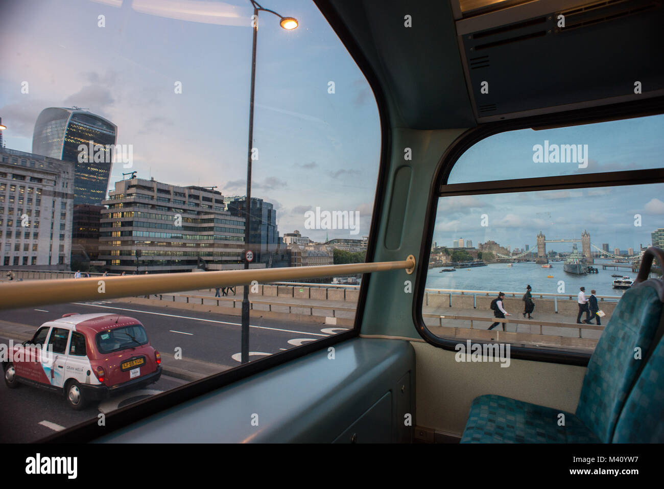 London, Vereinigtes Königreich. Themse und London Bridge. Szene aus dem Bus. Stockfoto