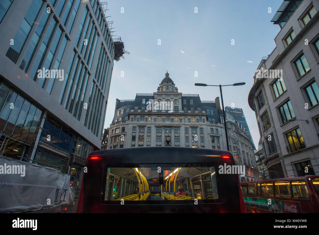 London, Vereinigtes Königreich. Monument Station. Szene aus dem Bus. Stockfoto