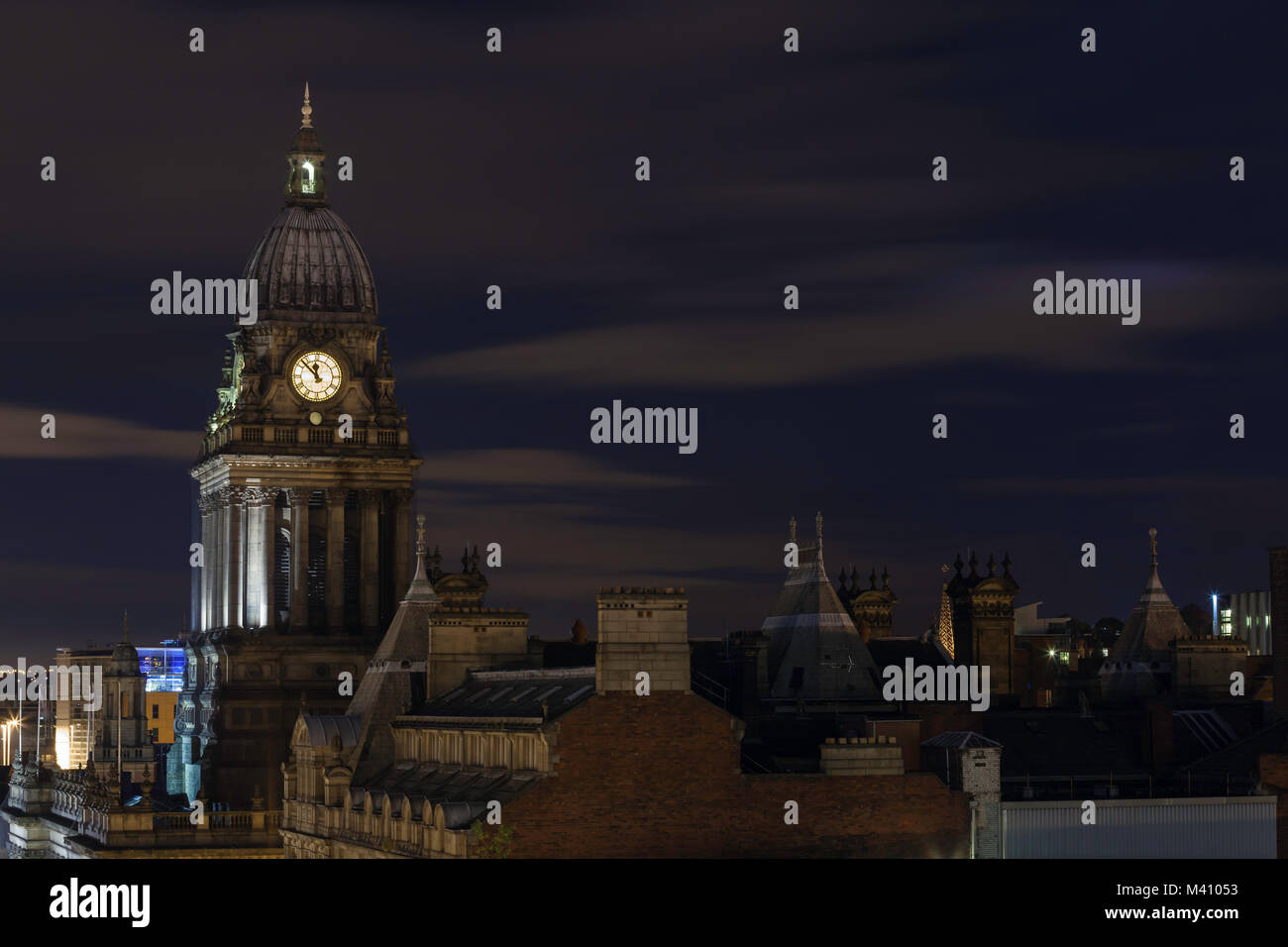 Die Leeds Rathaus bei Nacht Stockfoto