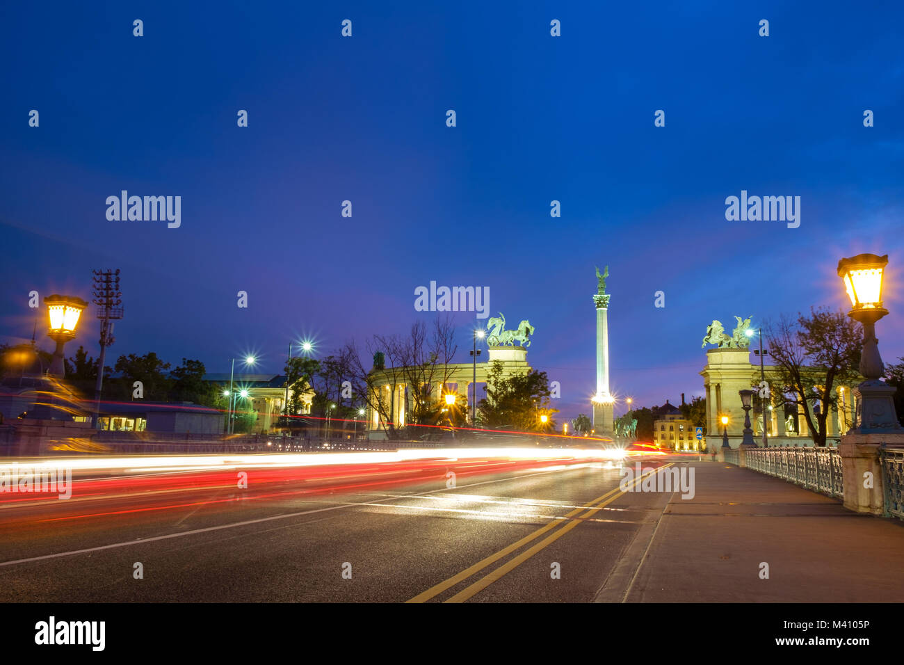 Am Abend ansehen. Heldenplatz Denkmal in Budapest, Ungarn Stockfoto