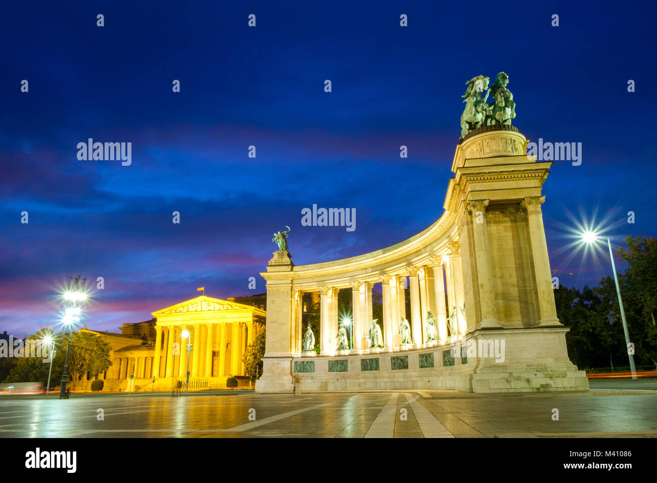 Am Abend ansehen. Heldenplatz Denkmal in Budapest, Ungarn Stockfoto