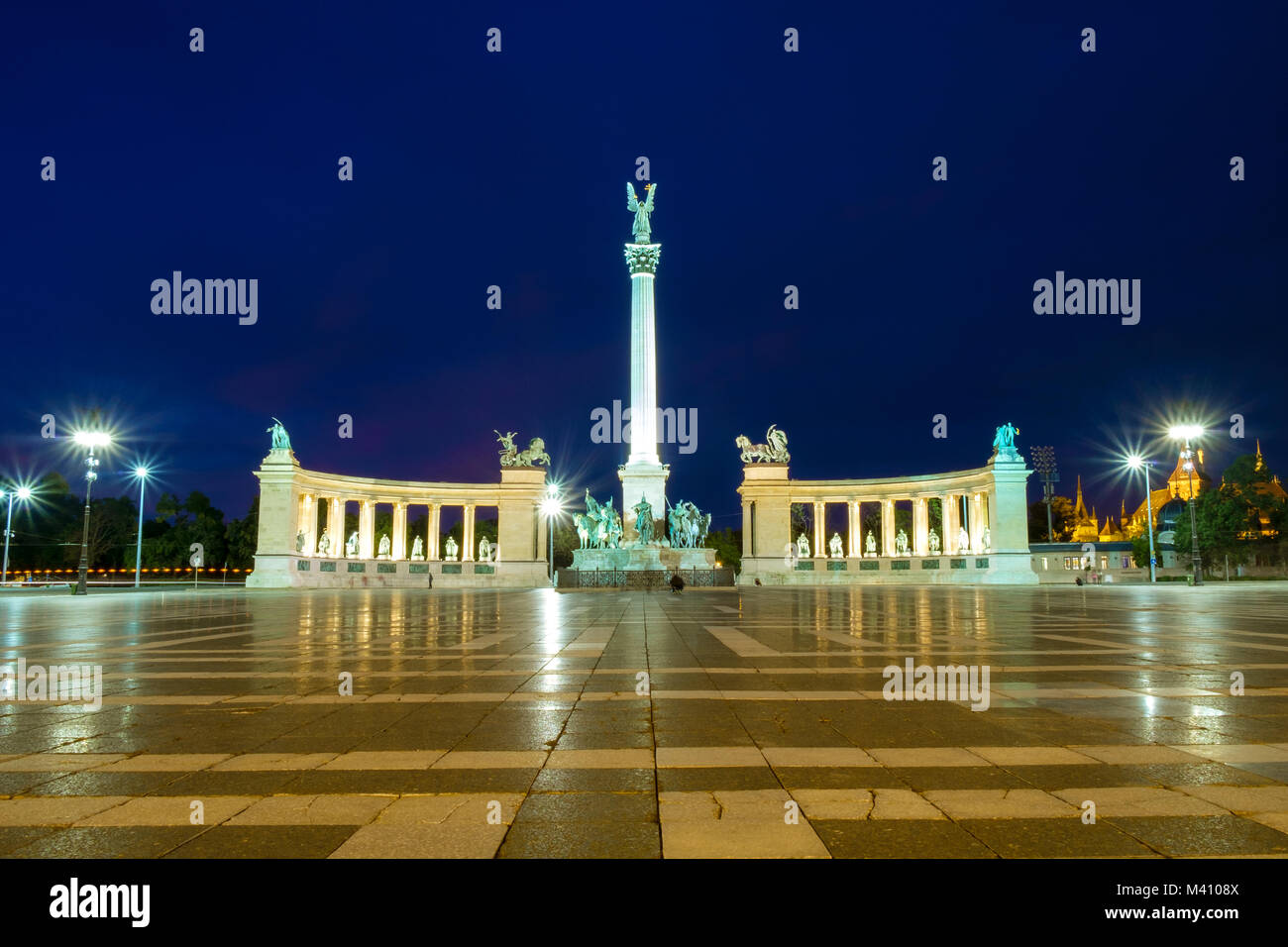 Am Abend ansehen. Heldenplatz Denkmal in Budapest, Ungarn Stockfoto