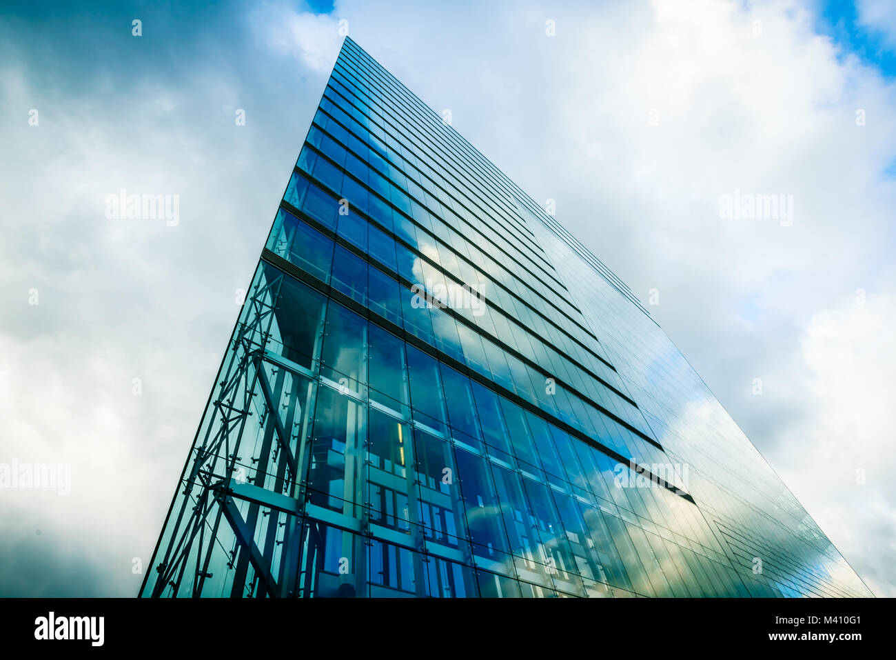 Blick auf ein modernes Glas modernes Bürogebäude Wolkenkratzer. Stockfoto