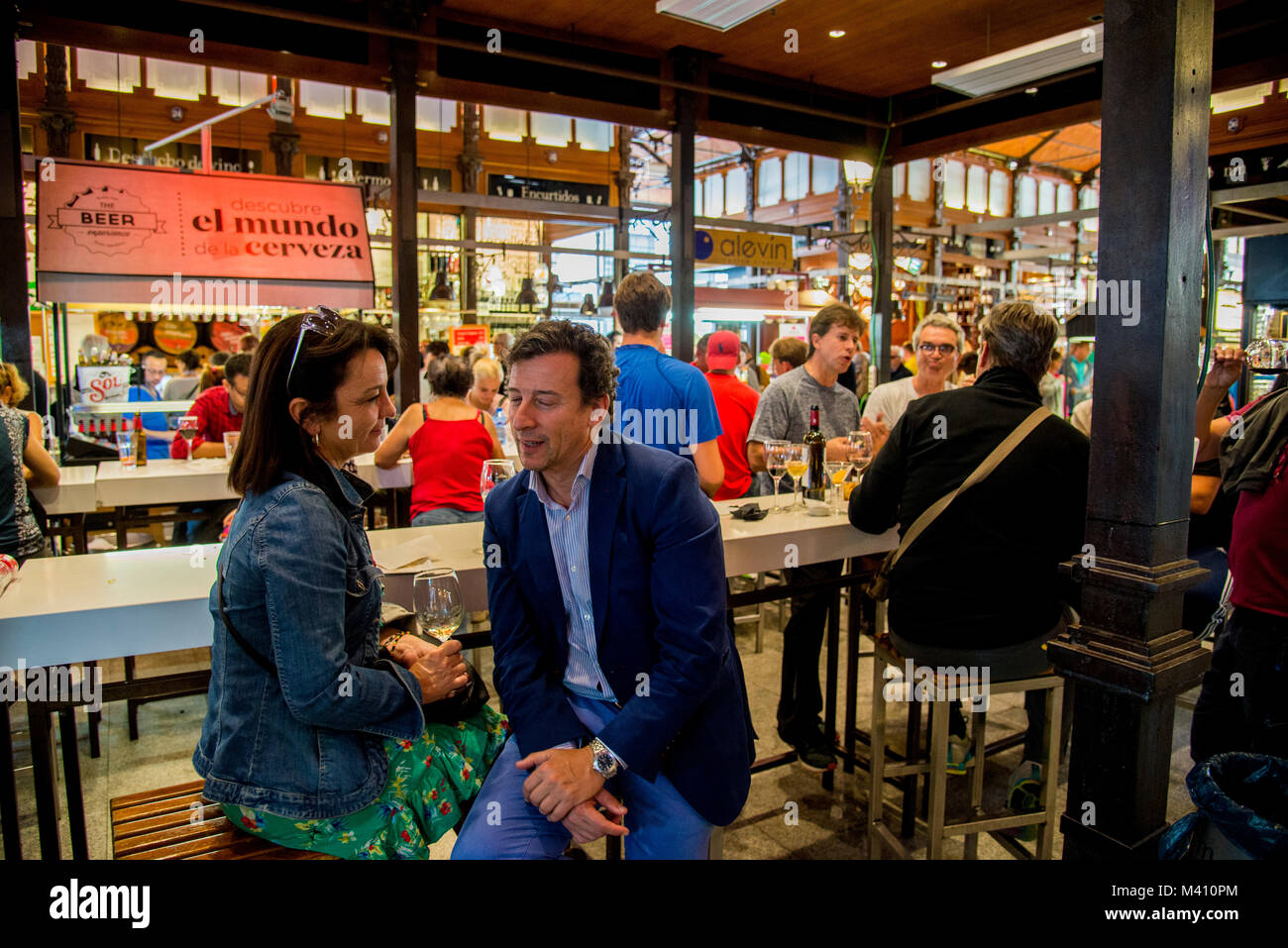 Beliebte Mittagessen mit vielen Restaurants auf dem Markt Mercado de San Miguel im Zentrum von Madrid Stockfoto