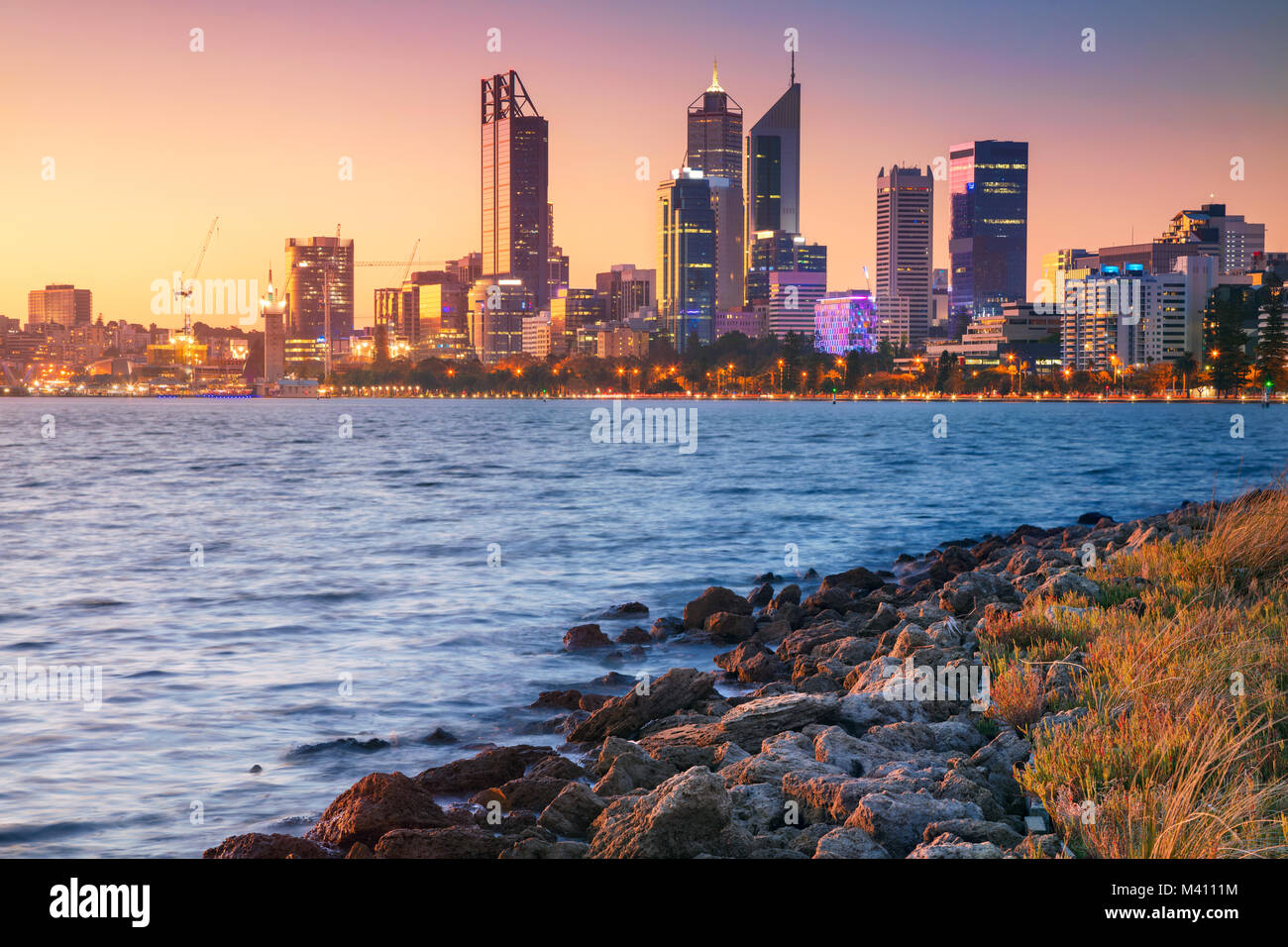 Perth. Stadtbild bild Skyline von Perth, Australien während des Sonnenuntergangs. Stockfoto
