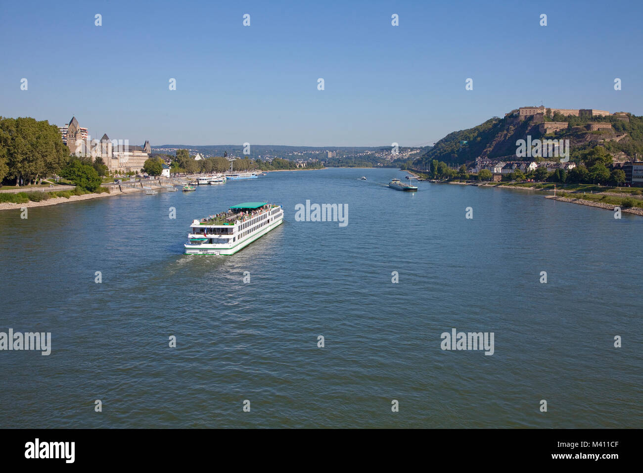 Ausflug Schiff auf Rhein, preußischen Regierung Gebäude links, rechts die Festung Ehrenbreitstein, Koblenz, Rheinland-Pfalz, Deutschland, Europa Stockfoto Ausflug Schiff auf Rhein, preußischen Regierung Gebäude links, rechts die Festung Ehrenbreitstein, Koblenz, Rheinland-Pfalz, Deutschland, Europa Stockfoto