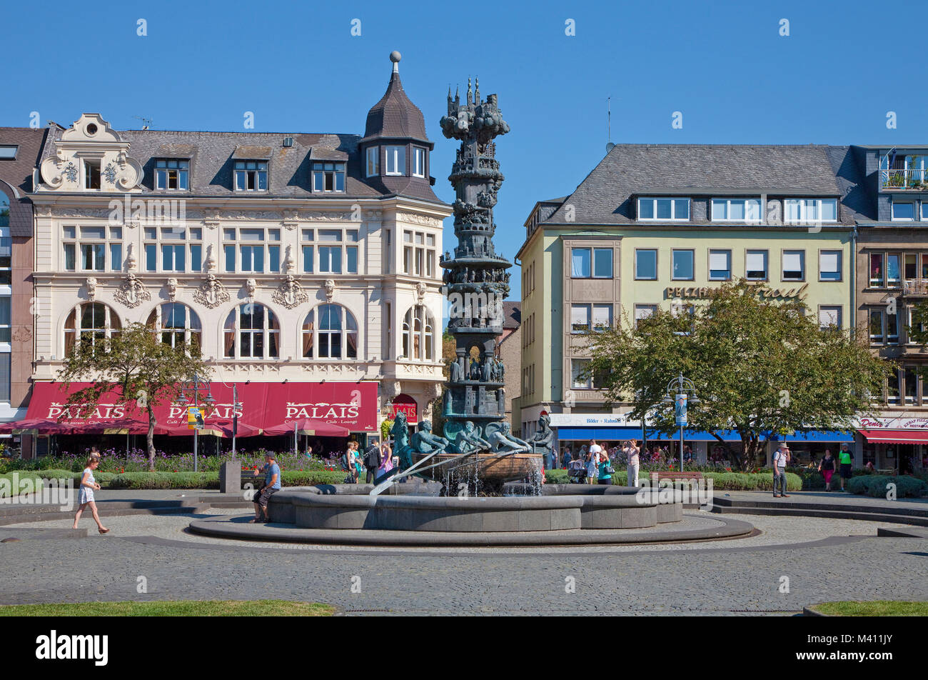 Geschichte Spalte, eine kunstvolle Brunnen an Josef-Goerres - zeigt die Geschichte der Stadt, Altstadt von Koblenz, Rheinland-Pfalz, Deutschland, Europa Stockfoto