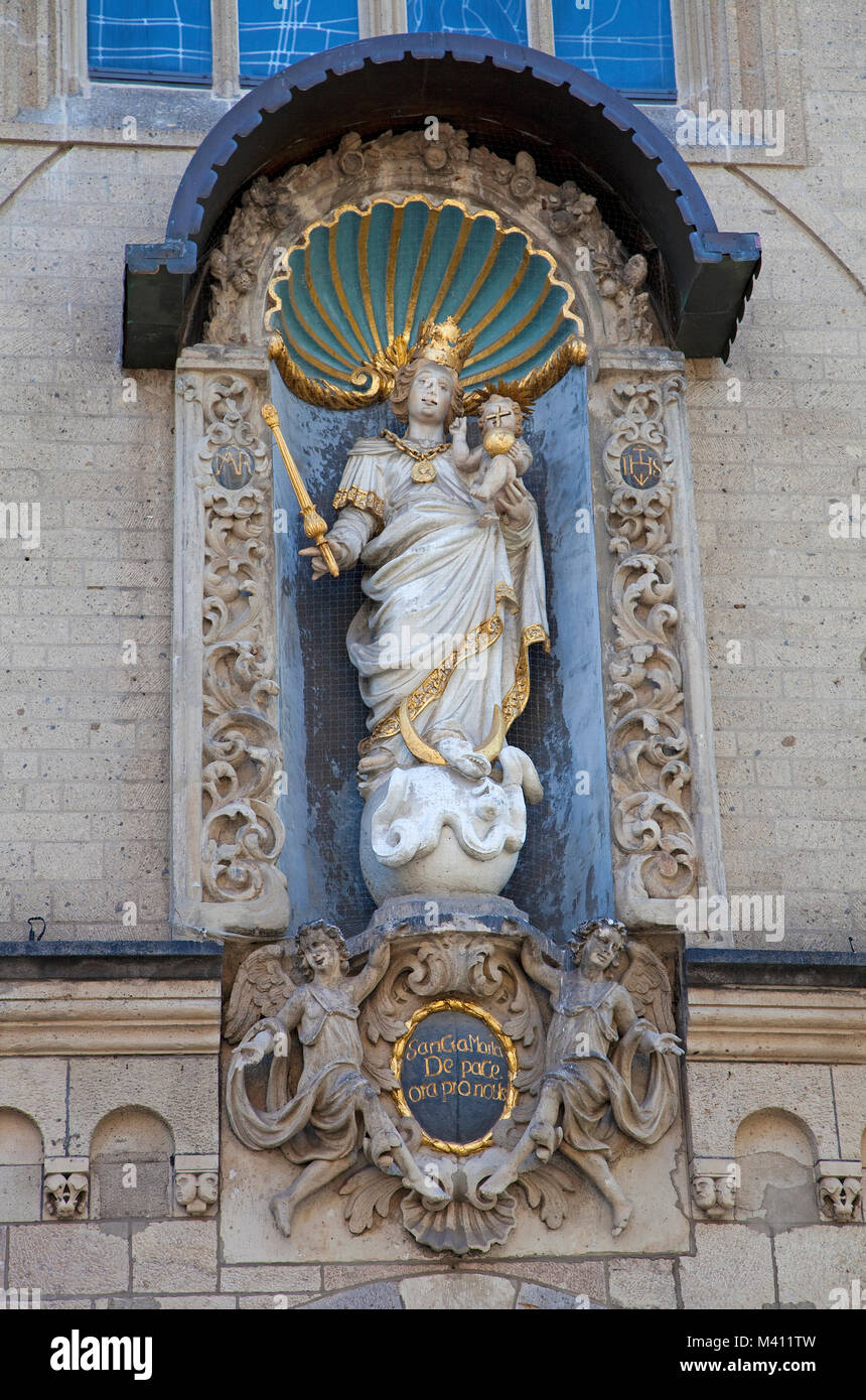 Eingang der Liebfrauenkirche (Kirche unserer Dame) mit Statue der Jungfrau Maria, der Altstadt von Koblenz, Rheinland-Pfalz, Deutschland, Europa Stockfoto