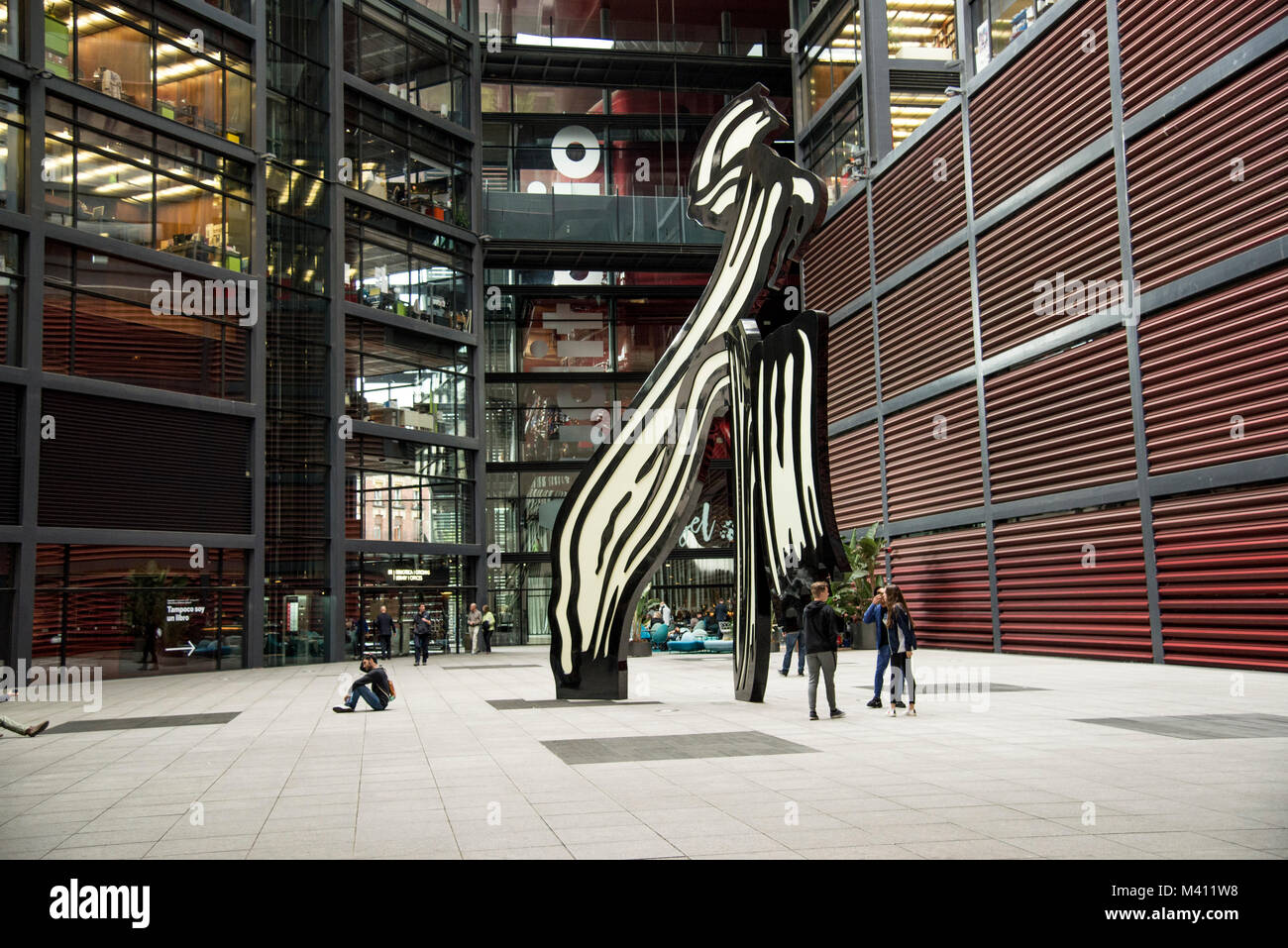 Museo Nacional Centro de Arte Reina Sofía auch als Königin Sofia Arts Centre thr Home von Picassos "Guernica". Das Kunstwerk draußen im Vorhof ist Roy Lichtenstein Brushstroke Skulptur Stockfoto