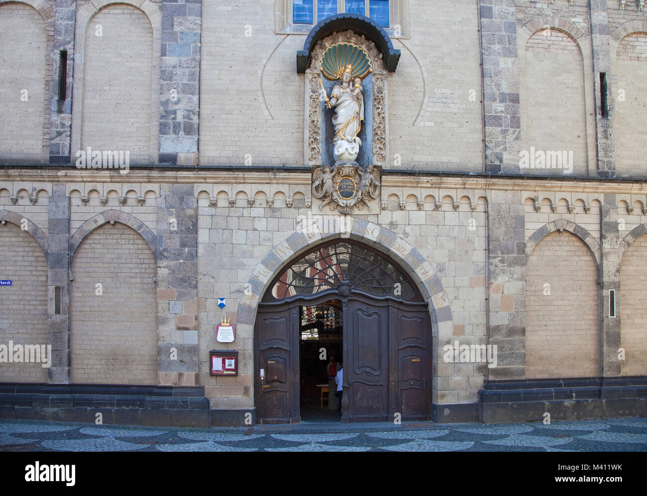 Eingang der Liebfrauenkirche (Kirche unserer Dame) mit Statue der Jungfrau Maria, der Altstadt von Koblenz, Rheinland-Pfalz, Deutschland, Europa Stockfoto