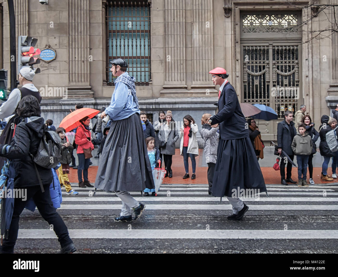 BILBAO, SPANIEN - 10. FEBRUAR 2018: Prozession der riesigen Figuren in der Karneval Baskenland 2018 (oder 2018 Aratusteak, auf Baskisch). Und Zarambol Farolín Stockfoto