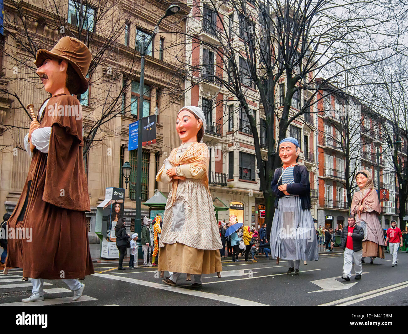 BILBAO, SPANIEN - 10. FEBRUAR 2018: Prozession der riesigen Figuren in der Karneval Baskenland 2018 (oder 2018 Aratusteak, auf Baskisch). Und Zarambol Farolín Stockfoto