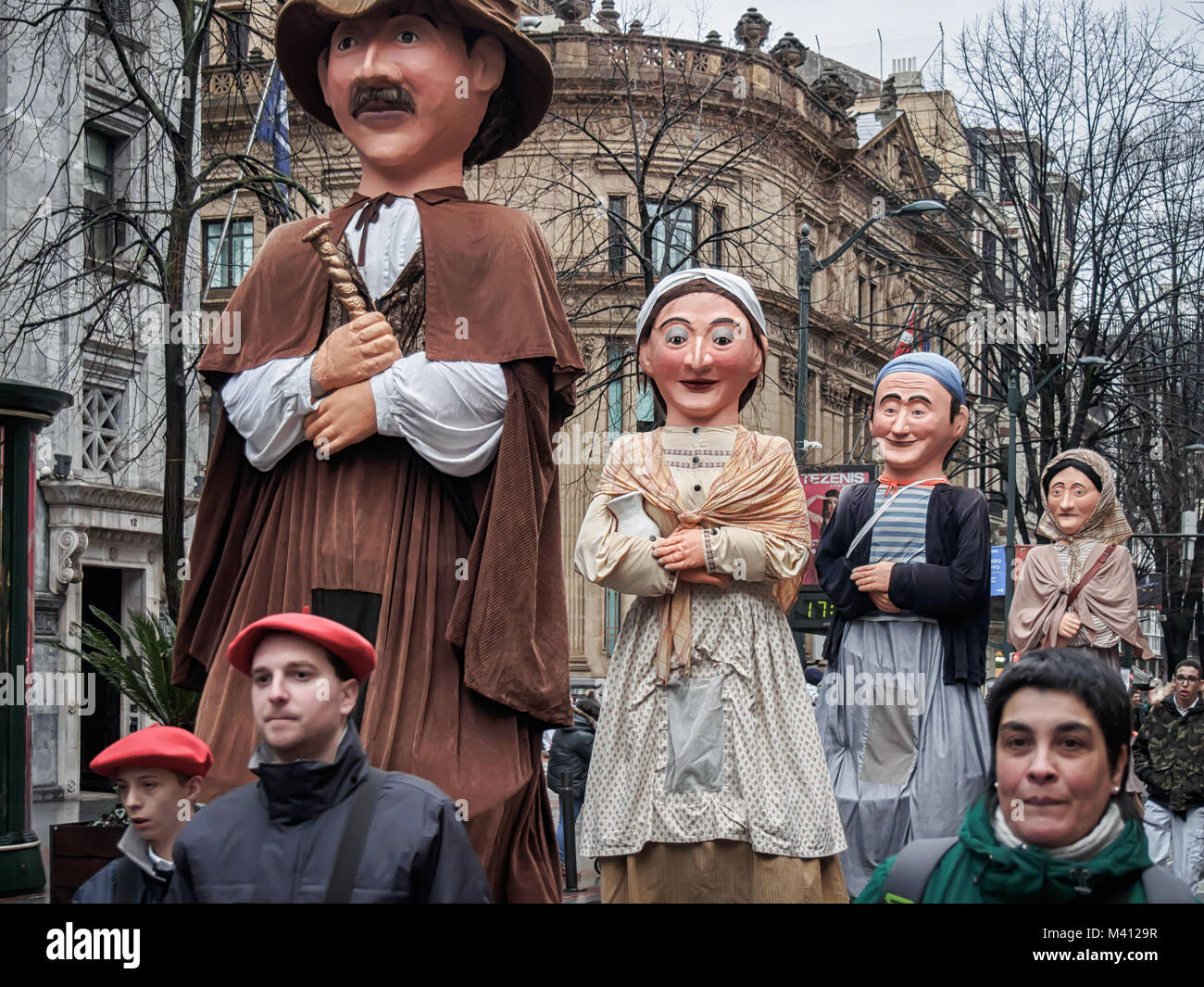 BILBAO, SPANIEN - 10. FEBRUAR 2018: Prozession der riesigen Figuren in der Karneval Baskenland 2018 (oder 2018 Aratusteak, auf Baskisch). Und Zarambol Farolín Stockfoto