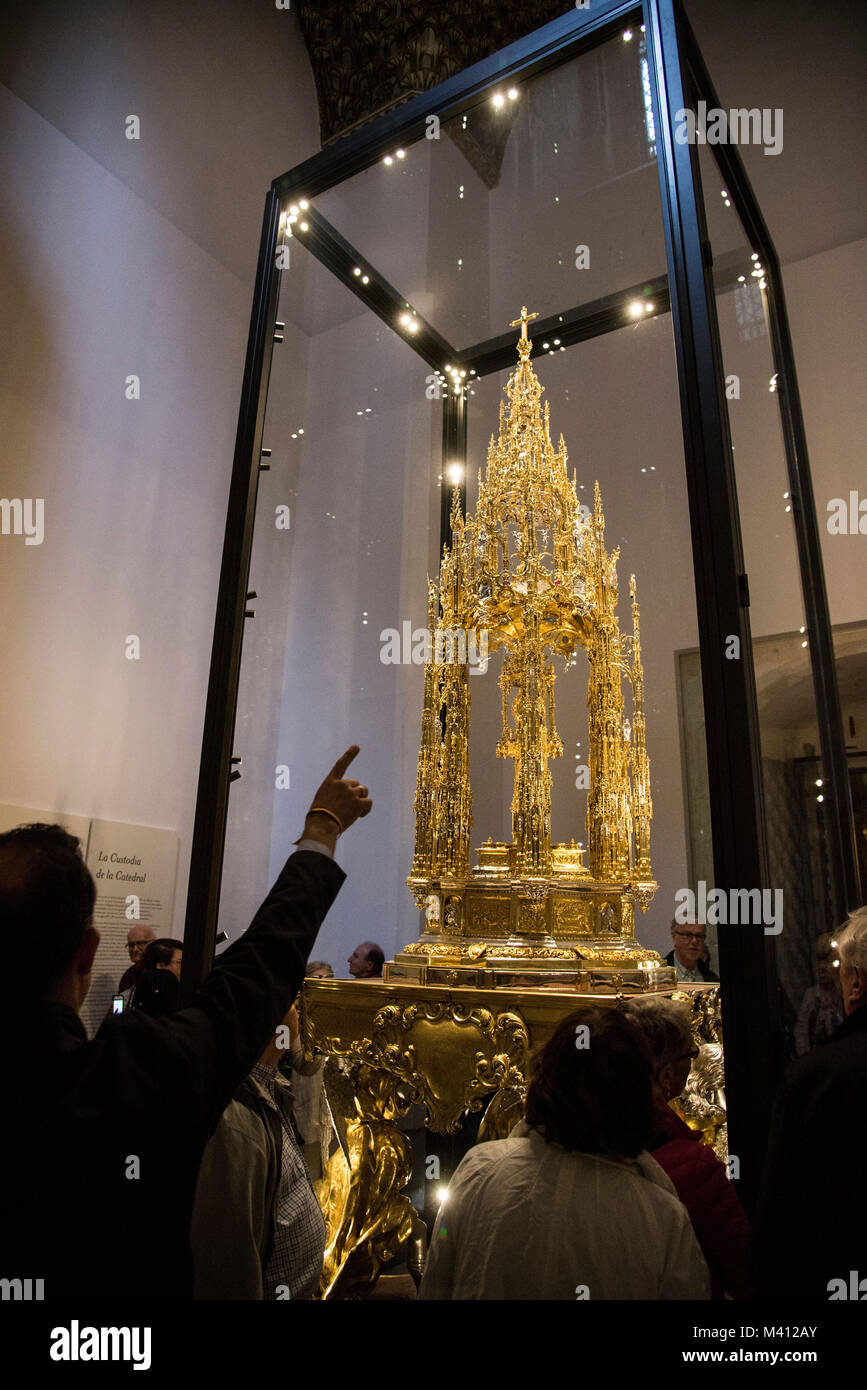 Im Inneren der Kathedrale von Toledo. Die monstranz ist aus massivem Silber und vergoldet, angeblich, mit massivem Gold wieder aus der Neuen Welt von Columbus. Die monstranz, die Königin Isabella die Katholische, gehörte und wurde von Toledo in 1505 gekauft haben, Stockfoto