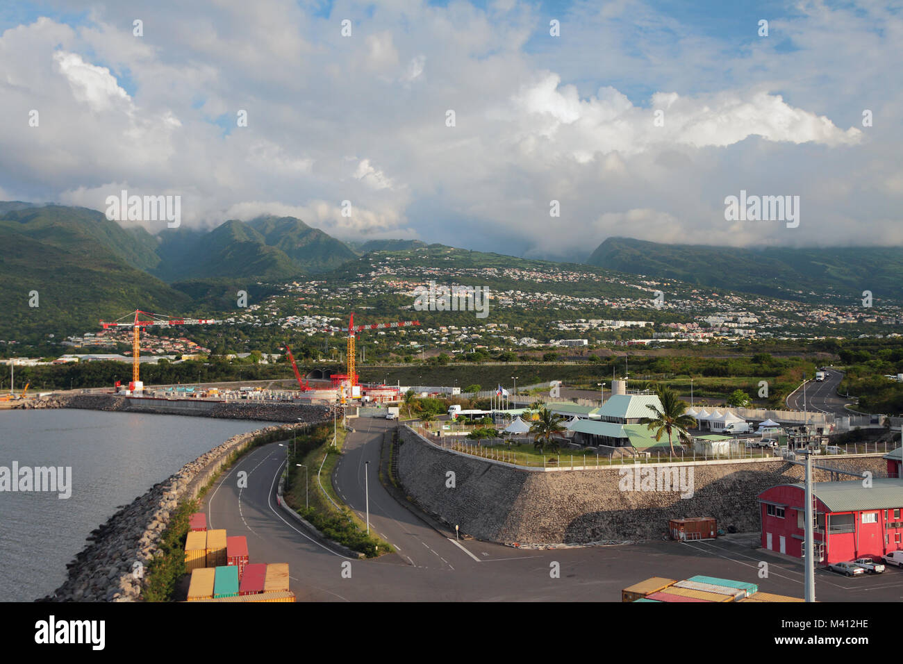 Hafenstadt am Fuße der Berge. Zone Industrielle ZI, Reunion Stockfoto