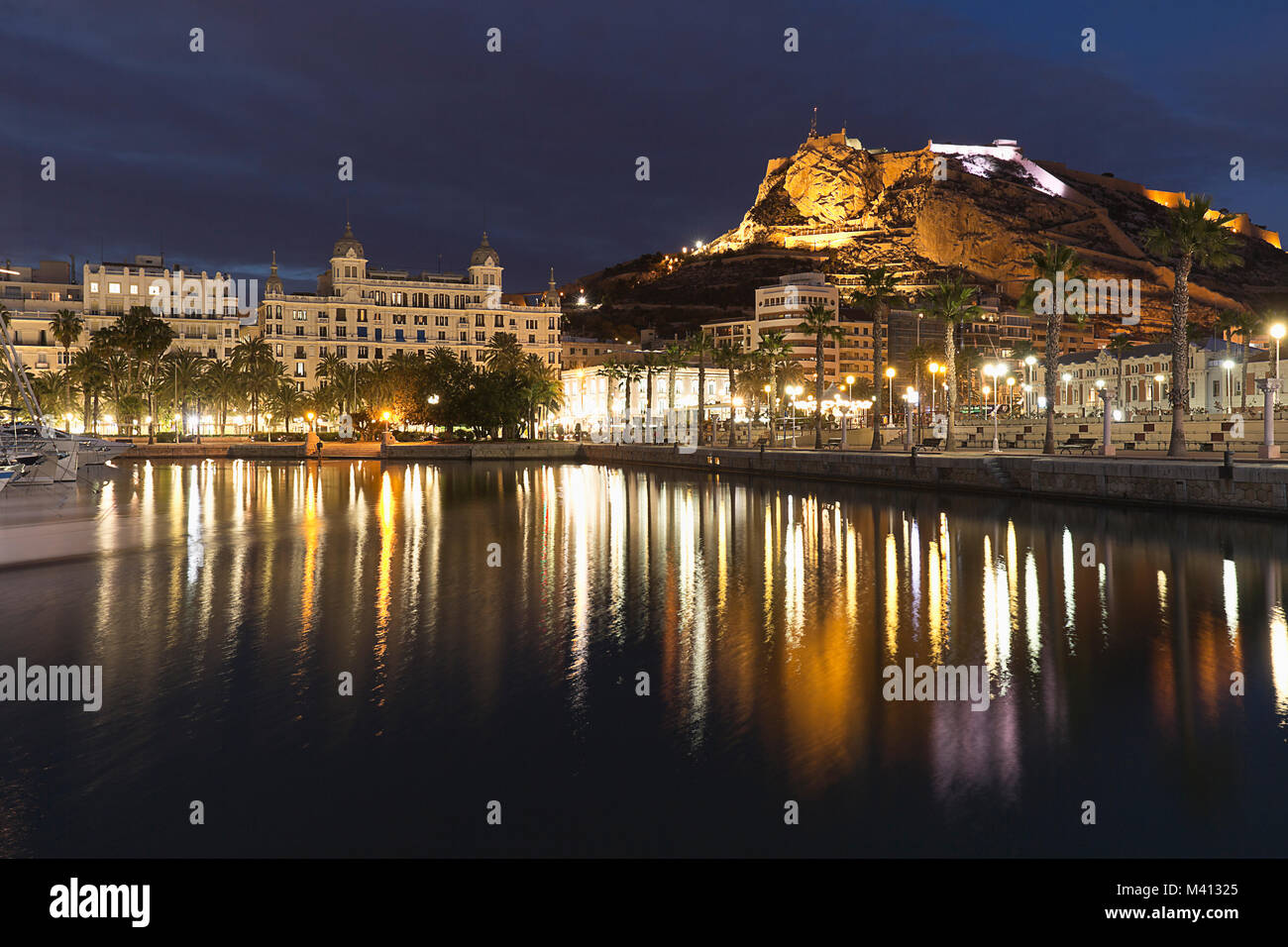Alicante Stadt bei Nacht. Horizontale Schuß Stockfoto
