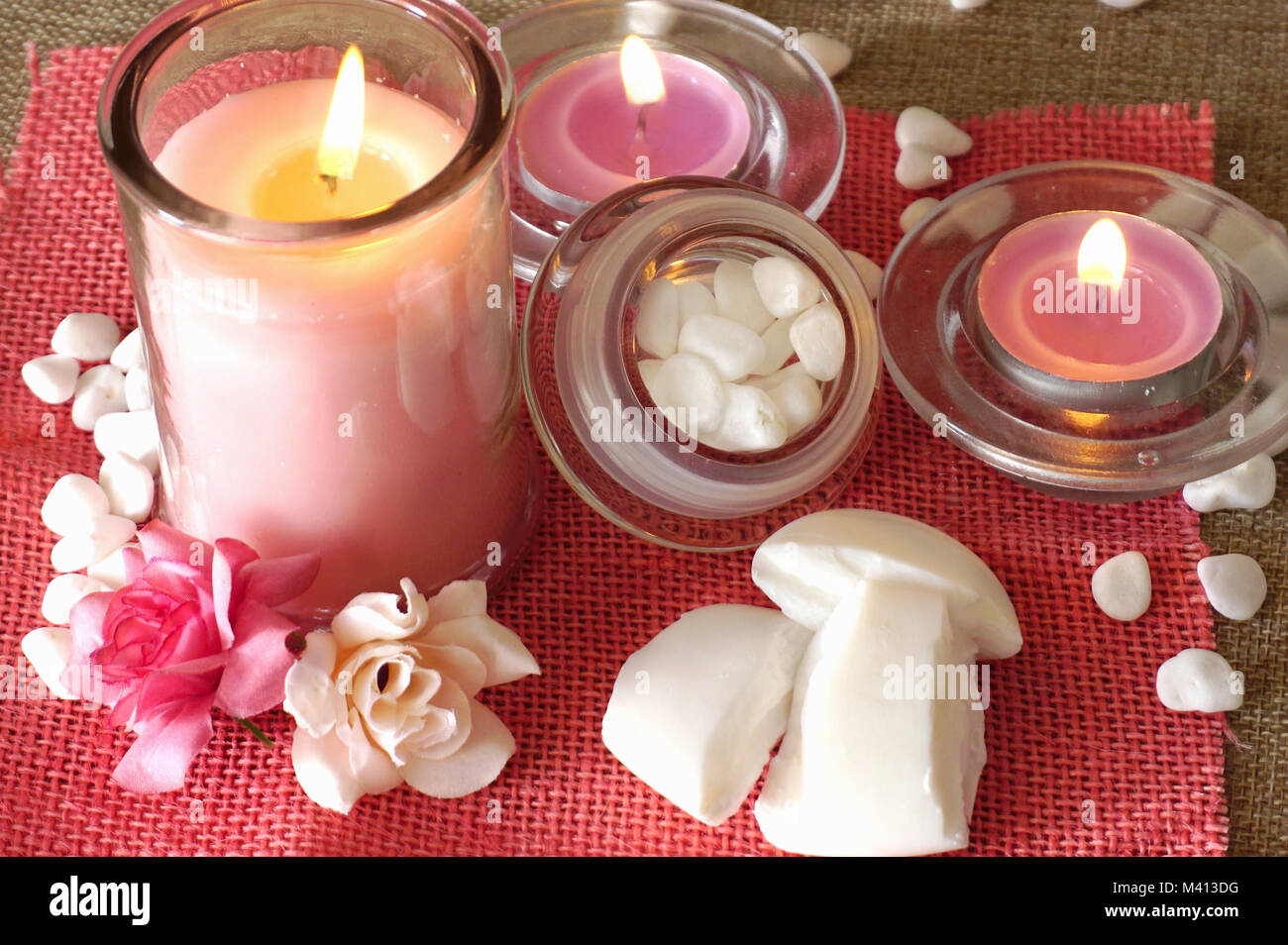 Parfümierte Kerzen, Seife und andere Spa und entspannende Produkte Stockfoto