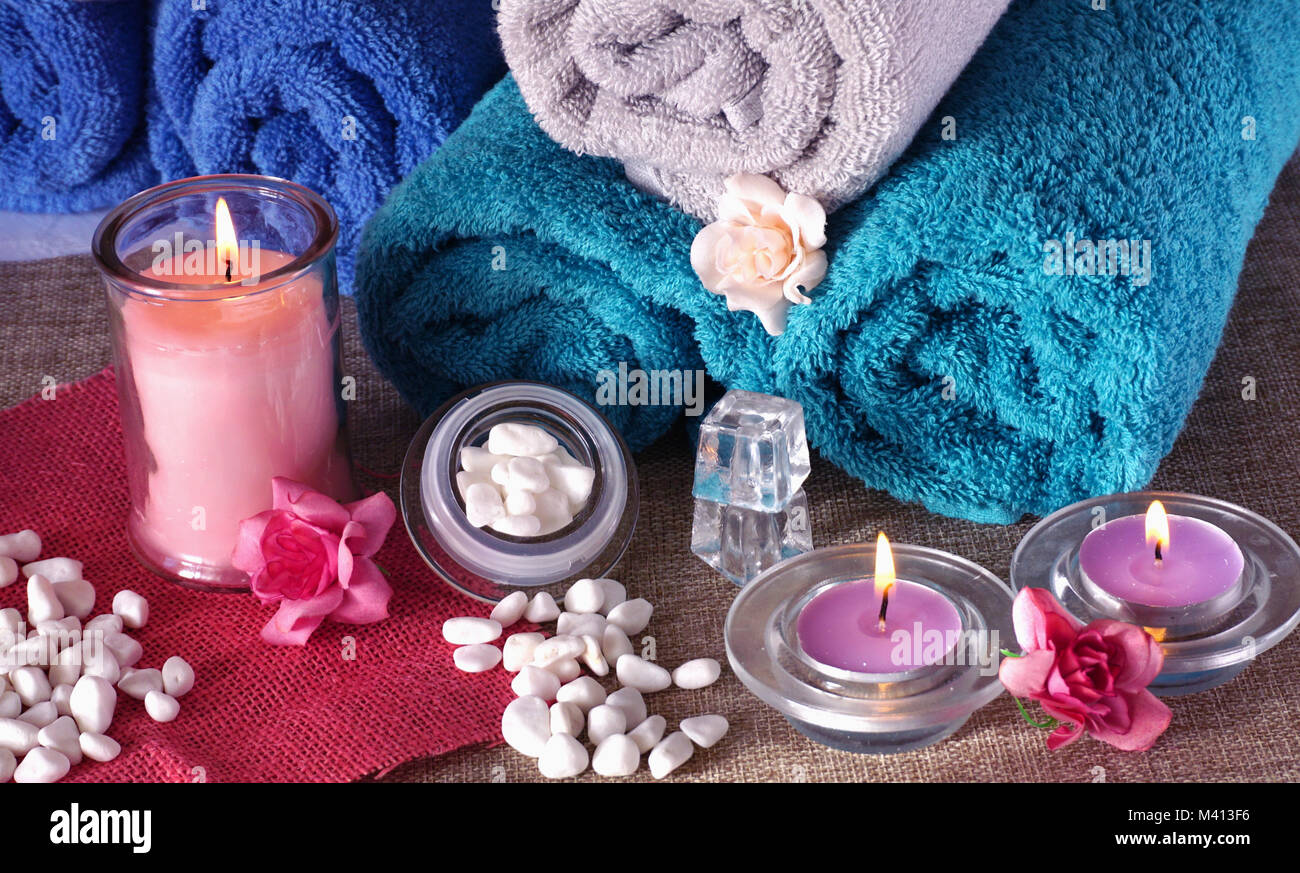 Spa und Wellness Einstellungen mit Blumen und Handtücher Stockfoto
