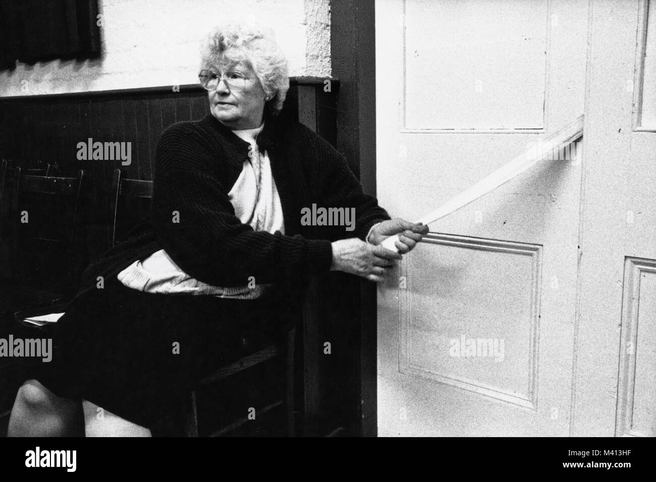 Frau Eingang Tür an Trallong kleine Eisteddfod in Sennybridge Halle Powys Wales UK herunterfahren Stockfoto