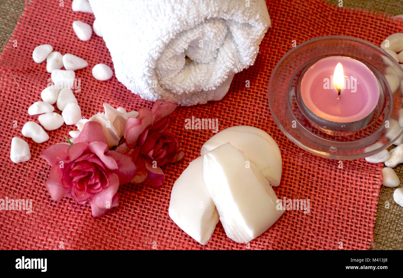 Handtuch, Parfümierte Kerze und Seife Vorbereitung für SPA-Behandlung Stockfoto