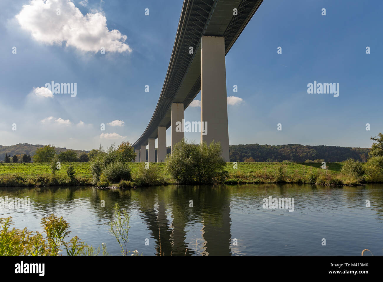 Ruhrtalbruecke (Ruhrgebiet Viadukt) mit der Ruhr, in der Nähe von Mülheim an der Ruhr, Nordrhein-Westfalen, Deutschland Stockfoto